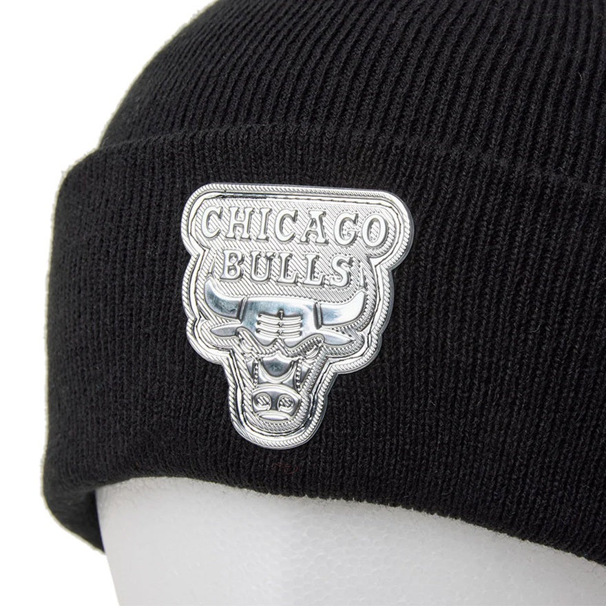 【NBA】NewEra ベーシック カフニット シカゴ・ブルズ METALロゴ(BULLS)