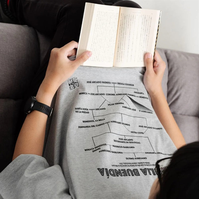 【ドラマと読書】文豪グッズ 『百年の孤独』ブエンディア一族家系図Tシャツ 【上下反転版】