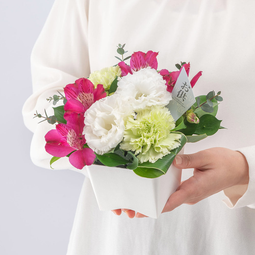 〈HIBIYAKADAN〉お供え ホワイト系アレンジメント(販売期限:2026/4/17(金)まで)