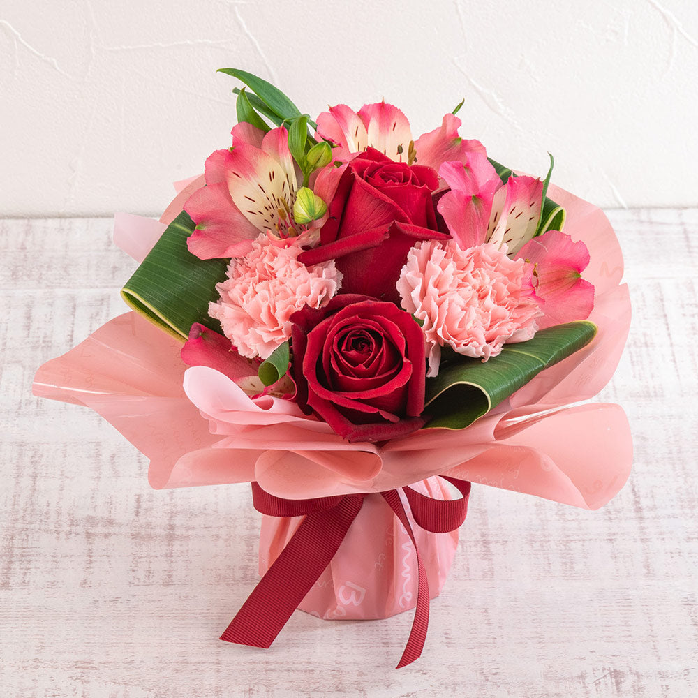 〈HIBIYAKADAN〉そのまま飾れる赤系スタンディングブーケ(販売期限:2026/4/17(金)まで)