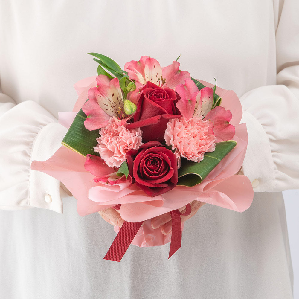 〈HIBIYAKADAN〉そのまま飾れる赤系スタンディングブーケ(販売期限:2026/4/17(金)まで)