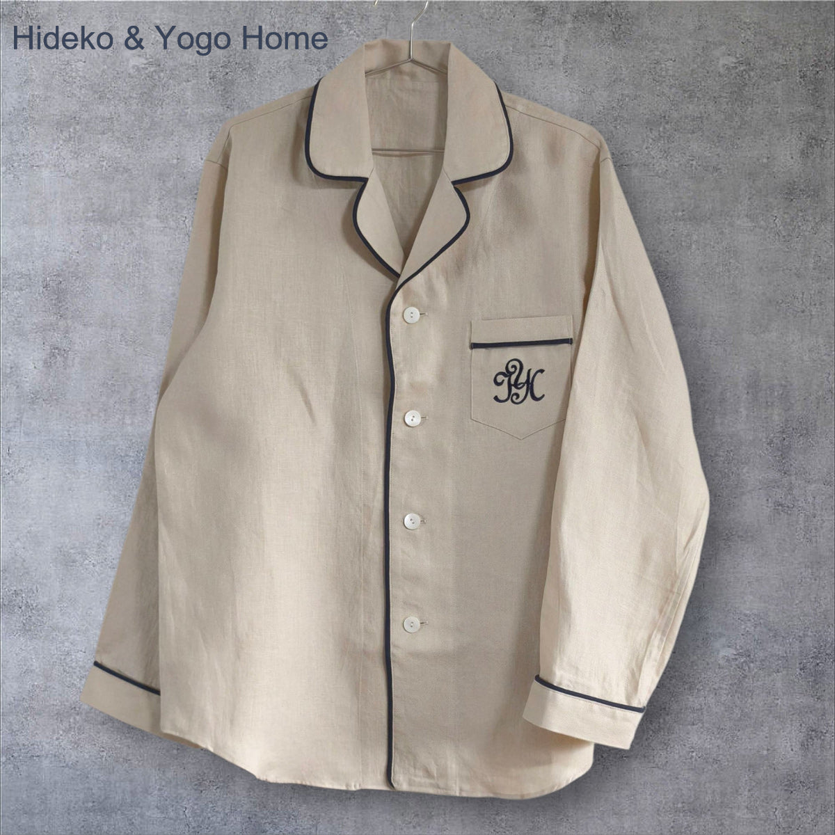【連続ドラマW マイ・スイート・ホームで着用】Hideko & Yogo Home メンズパジャマ サフィランリネン100% アイボリーのパジャマ(P濃紺)