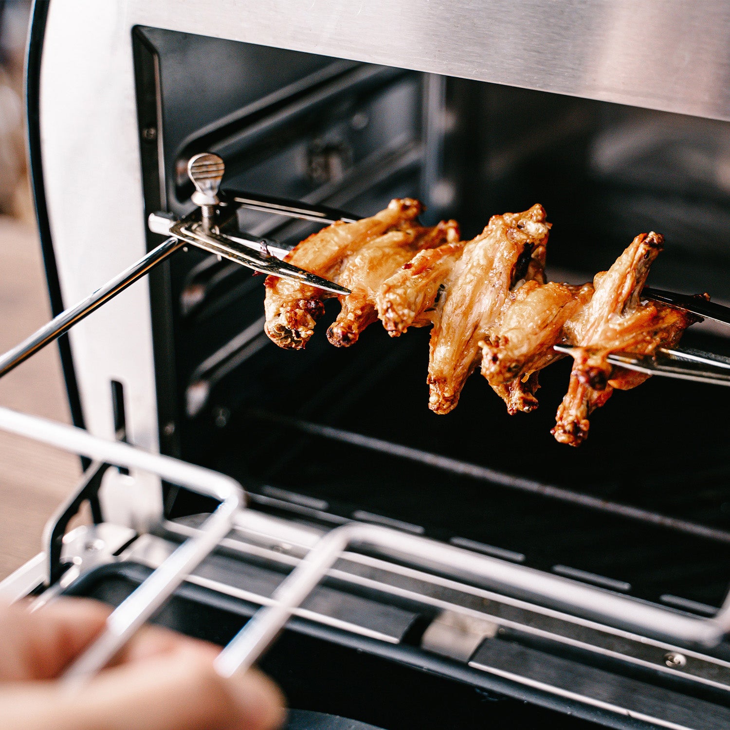 ロティサリー機能【オン/オフ可】
食材を回しながら満遍なく焼き上げるロティサリー機能で、丸鶏まるまるロティサリー調理やポップコーン・冷凍ポテトの調理にも。