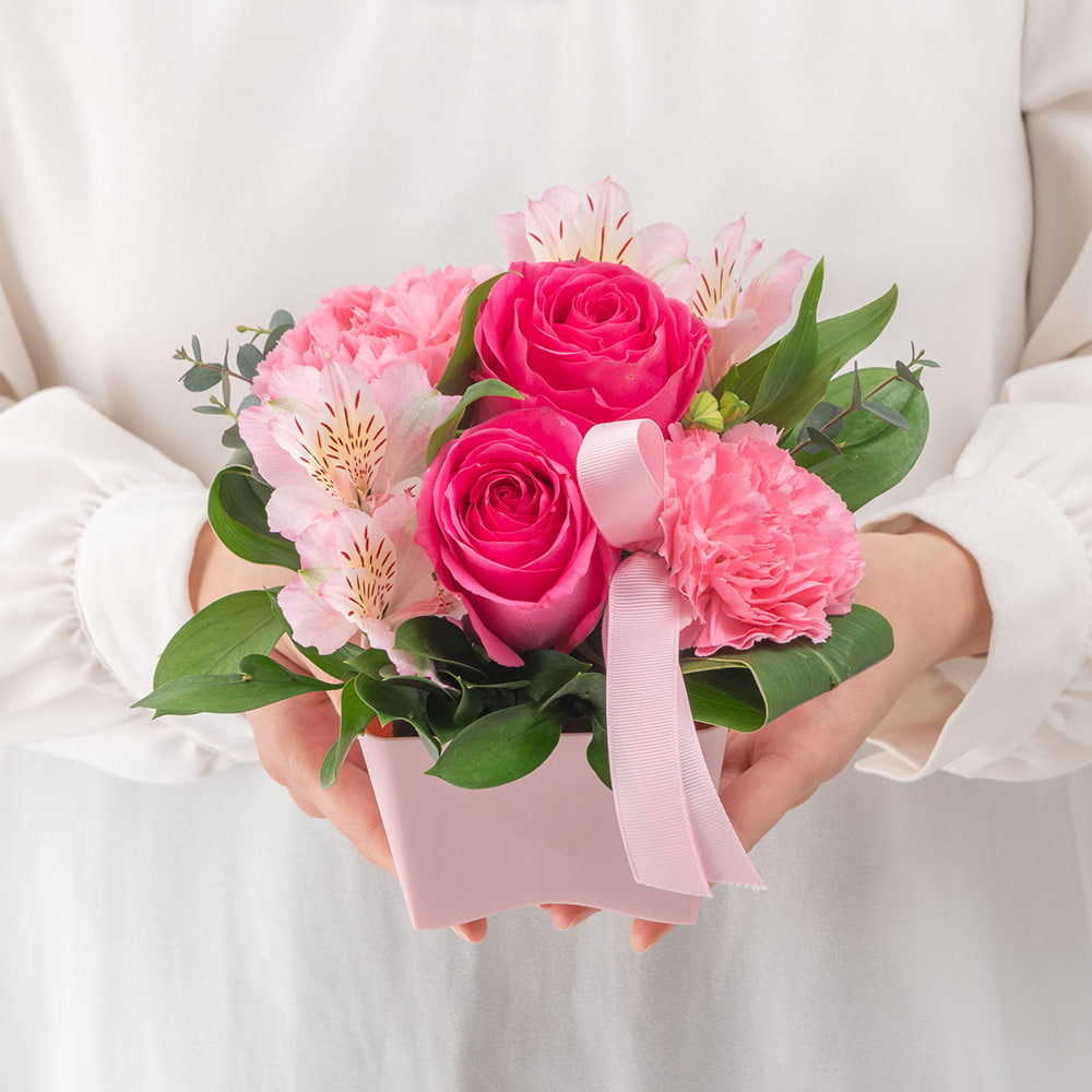 〈HIBIYAKADAN〉ピンク系アレンジメント（販売期限：2026/4/17（金）まで）