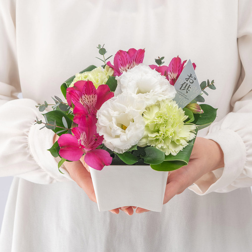 〈HIBIYAKADAN〉お供え　ホワイト系アレンジメント（販売期限：2026/4/17（金）まで）