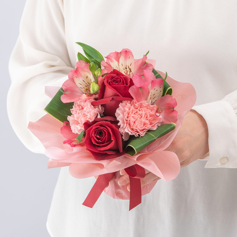 〈HIBIYAKADAN〉そのまま飾れる赤系スタンディングブーケ（販売期限：2026/4/17（金）まで）