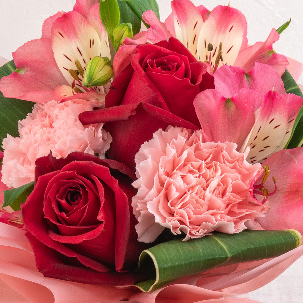 〈HIBIYAKADAN〉そのまま飾れる赤系スタンディングブーケ（販売期限：2026/4/17（金）まで）