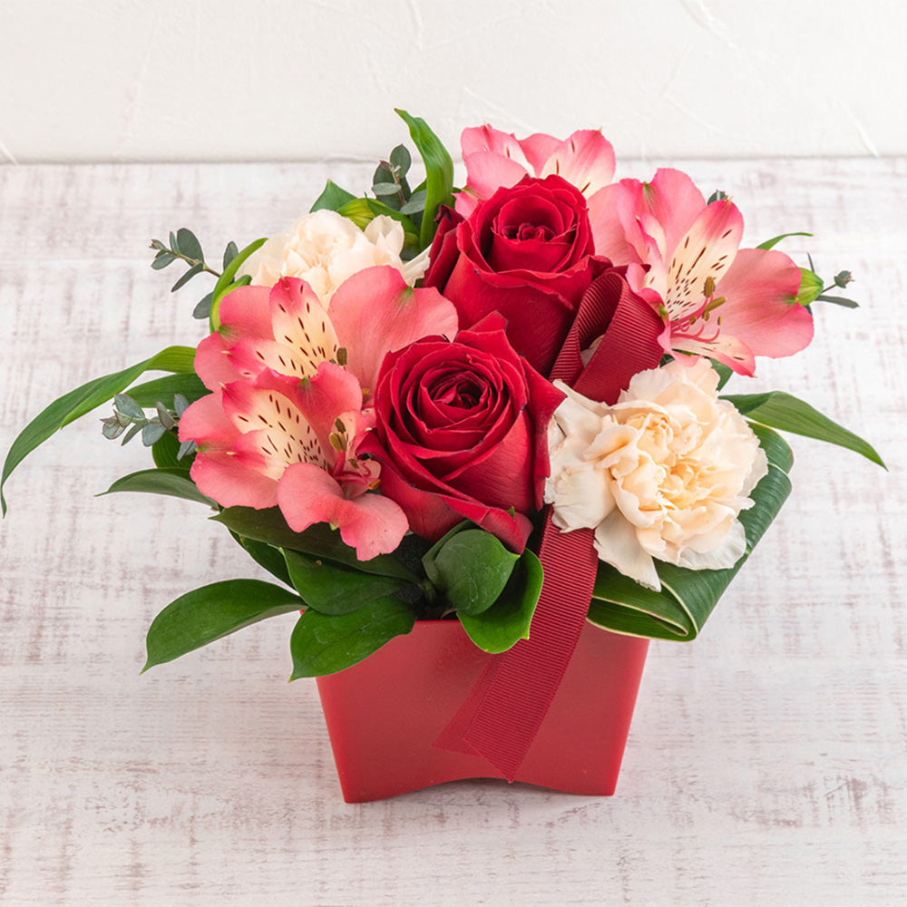 〈HIBIYAKADAN〉レッド系アレンジメント（販売期限：2026/4/17（金）まで）