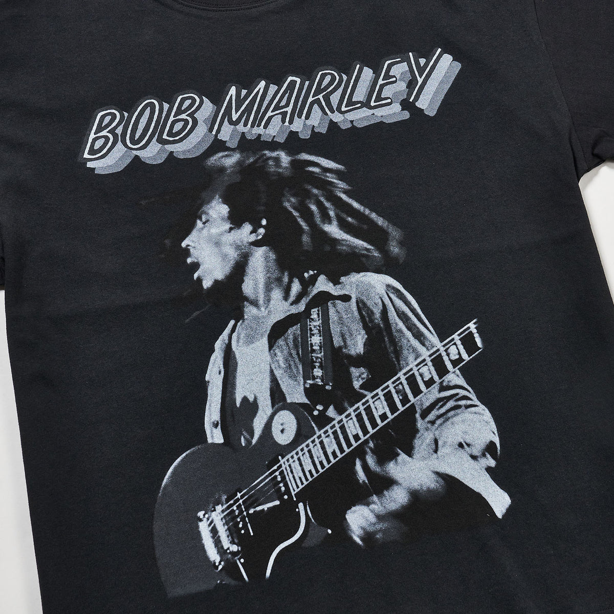 ボブ・マーリー playing guitar Tシャツ(ジョンブル/JOHNBULL)