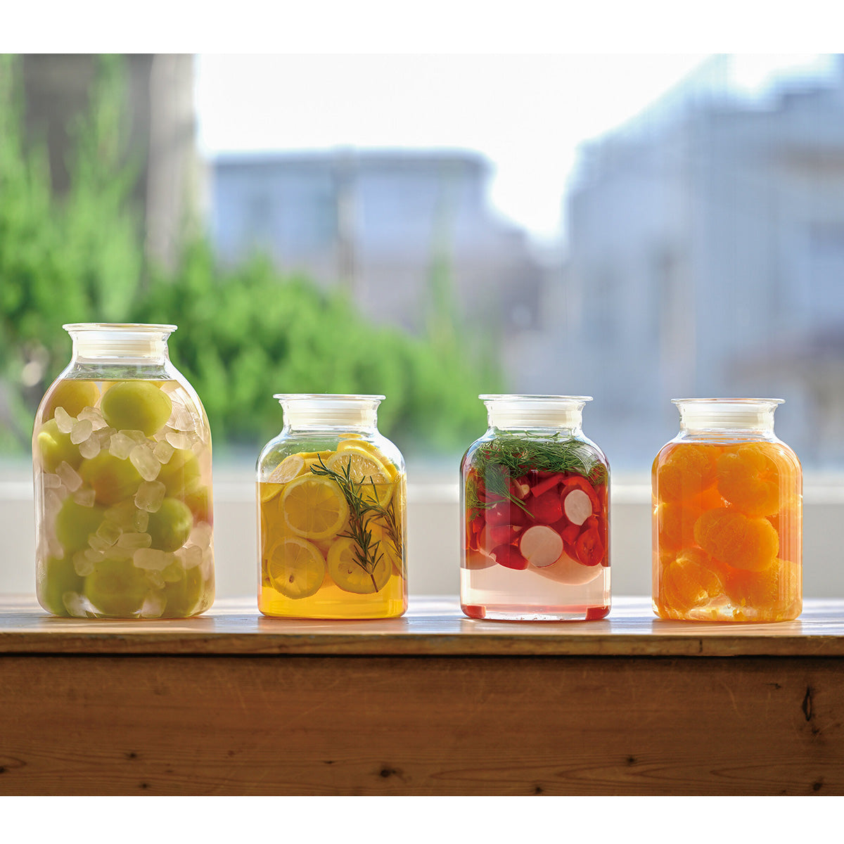 食材が美しく見え、残量が分かりやすいのはもちろん、見せる収納になるのも嬉しいポイント。見た目のデザイン性も高いので、インテリアとして取り入れることも◎