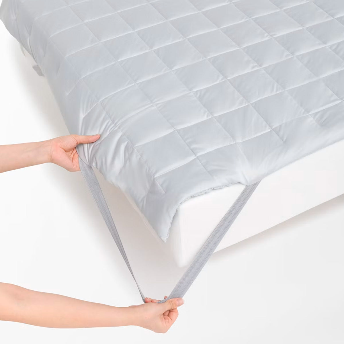 幅広く使えるフィット感　四隅のゴムバンドで、布団にもマットレスにも簡単に装着。寝具の種類を選ばす、しっかりフィットします。